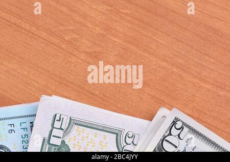 Stapel von vielen einhundertfünfzig Dollar-Scheinen auf Holzhintergrund liegen dicht beieinander. Flacher Lay Draufsicht. Abstrakter Erfolg oder Geschäftskonzept Stockfoto