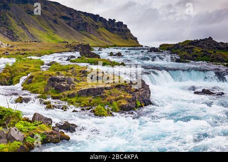 Schnell fließender Fluss parallel zur südlichen Hauptfernstraße im südlichen Island Stockfoto