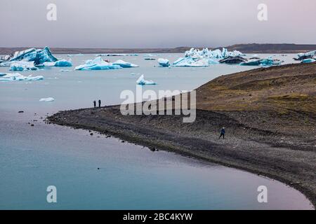 Eisberge, die in der glazialen Lagune von Jokulsarlon an der Südküste Islands schweben Stockfoto
