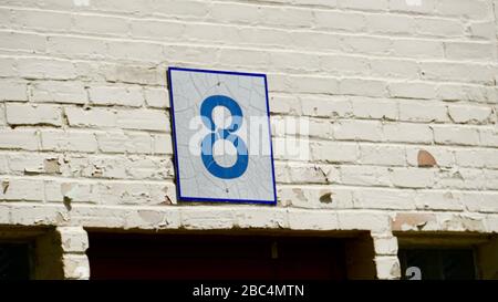 Schild Nummer acht, Ward acht, Ward 8, Tür 8 im historischen Gebäude Kirkbride Mental Asylum, auch Fergus Falls State Hospital genannt, jetzt geschlossen. Stockfoto