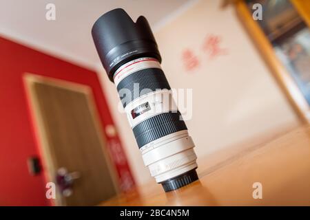 HANNOVER - APRIL 02,2020: Canon EF 70-200mm 1:2,8L IS II USM Profi-Objektiv, steht auf einem Tisch. Stockfoto