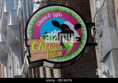 Billboard Cheese Inn In Amsterdam, Niederlande 2020 Stockfoto