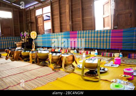 YASOTHON, THAILAND - 12. JANUAR: Thailändische Leute geben in Retro h Speiseangebote der Tradition des Almsgiving mit klebrigem Reis und Essen in die buddhistische Almosenschale Stockfoto