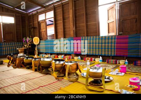 YASOTHON, THAILAND - 12. JANUAR: Thailändische Leute geben in Retro h Speiseangebote der Tradition des Almsgiving mit klebrigem Reis und Essen in die buddhistische Almosenschale Stockfoto