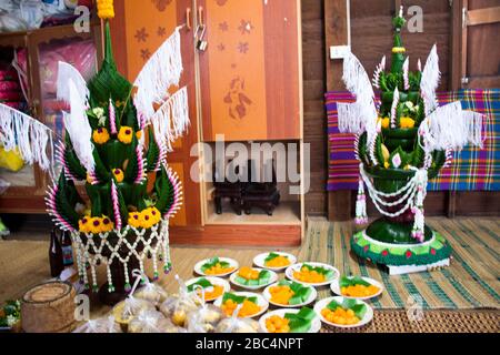 YASOTHON, THAILAND - 12. JANUAR: Thailändische Verwandte und Freunde schließen sich an und gratulieren zur Zeremonie Wrist Toying Thai-Segen der Trauung bei Re Stockfoto