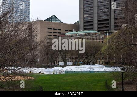 New York, USA, 2. April 2020. Provisorische Krankenhauszelte werden von der Geldbörse des Samariters als Feldlazarett im Central Park über die Straße hin eingerichtet Stockfoto