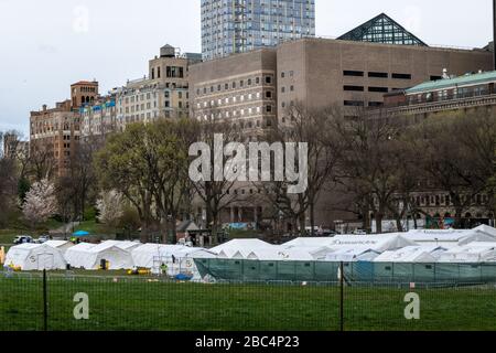 New York, USA, 2. April 2020. Provisorische Krankenhauszelte werden von der Geldbörse des Samariters als Feldlazarett im Central Park über die Straße hin eingerichtet Stockfoto