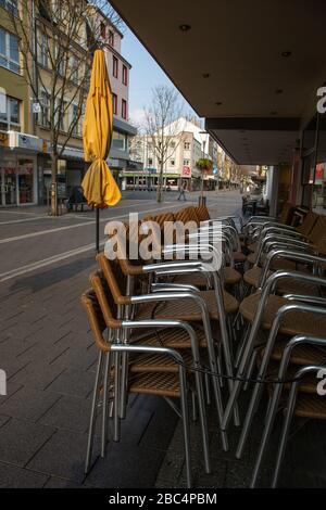 Neuwied, Deutschland - 20. März 2020: Leerplatz und geschlossene Geschäfte in der Innenstadt von Neuwied auf Basis der Corona-Pandemie Stockfoto