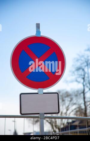 Verkehrszeichen in Rot und Blau mit zusätzlichem Schild in Weiß, das den Bereich und das Datum angibt, an dem und wann das Parken und Anhalten verboten ist Stockfoto