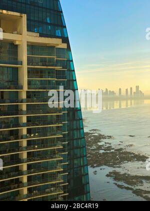 PH Grand Tower, Panama-Stadt, Blick vom JW Marriott. Costa del Este im Hintergrund. Stockfoto