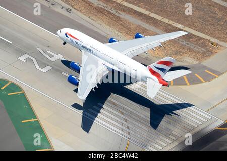 British Airways Airbus A380 auf dem letzten Weg zur LAX-Start- und Landebahn des Flughafens 24L. Luftbild eines als G-XLEC registrierten A380-800-Flugzeugs. Stockfoto