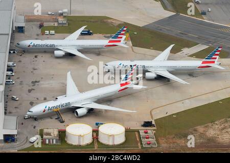 American Airlines Boeing 777 parkte vor dem Hangar. Neue Wartungsanlage in Sao Paulo, Brasilien. Geerdete Flugzeuge heute. Stockfoto