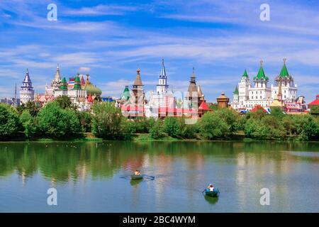 Russland, Moskau, 26, Juli, 2018 -der Izmailovsky KremlinBlick auf den Izmailovsky von der Seite des Parks. Reflexion im Teich Stockfoto