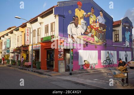 Ein Wandgemälde in der Belilios Lane, Little India, Singapur, zeigt frühe indische Einwanderer in einigen ihrer typischen Berufe Stockfoto