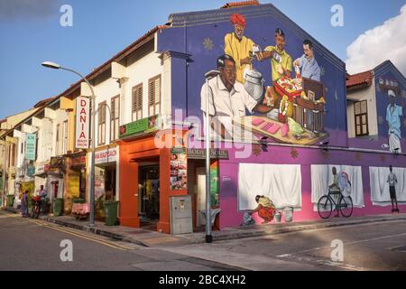 Ein Wandgemälde in der Belilios Lane, Little India, Singapur, zeigt frühe indische Einwanderer in einigen ihrer typischen Berufe Stockfoto