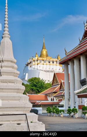 Ikonischer Tempel Wat Saket in Bangkok, Thailand, mit dem Goldenen Berg (Phukhao Thong) in der Mitte und einem Chedi (Stupa) auf der linken Seite Stockfoto