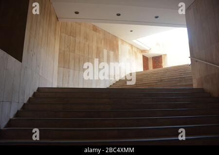 Treppen vom Kellerabwaschung Bereich zum Erdgeschoss der Hassan II Moschee, Casablanca, Marokko, abgeschlossen im Jahr 1993 und Afrikas größte. Stockfoto