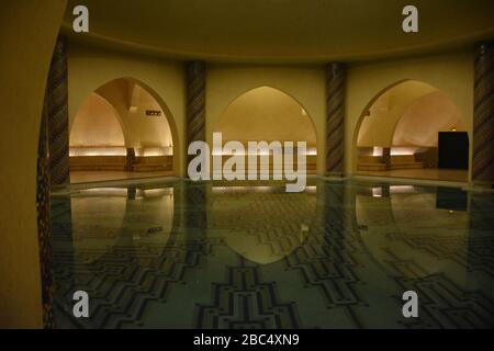 Das üppige Hammam und die Waschanlage befinden sich im Untergeschoss der Hassan II Moschee in Casablanca, Marokko, die 1993 eröffnet wurde und die größte Moschee Afrikas ist Stockfoto