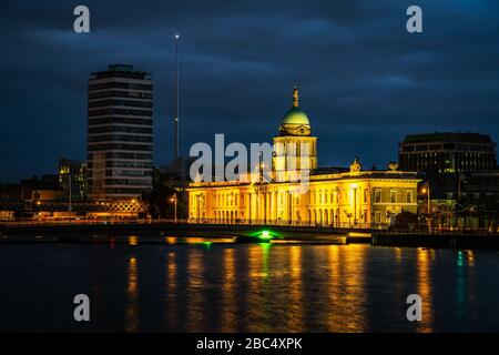 Dublin, Irland - das Custom House - neoklassizistisches Gebäude, das als Regierungsbüro genutzt wird, von James Gandon entworfen und im Jahr 1791 fertiggestellt wurde Stockfoto