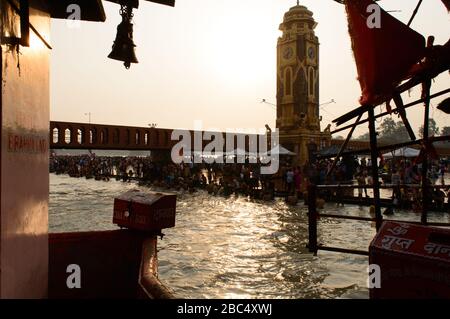 Schwere Masse, Badewanne in Ganga Fluss durch Festival in Haridwar Brücke Tempel Himmel saavan zu nehmen. Stockfoto