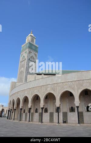 Eine dramatische Außenaufnahme der Hassan II. Moschee in Casablanca, Marokko, einschließlich ihres riesigen Minaretts, das mit 210 Metern das zweithöchste der Welt ist. Stockfoto