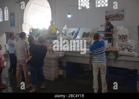 Ein Stand auf dem Fischmarkt im historischen Marche Centrale, Casablanca, Marokko, am Nachmittag im September. Stockfoto