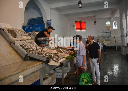 Ein Stand auf dem Fischmarkt im historischen Marche Centrale, Casablanca, Marokko, am Nachmittag im September. Stockfoto