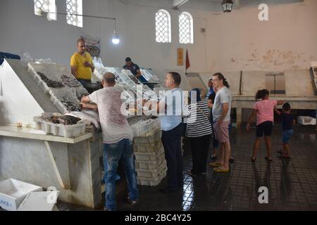 Ein Stand auf dem Fischmarkt im historischen Marche Centrale, Casablanca, Marokko, am Nachmittag im September. Stockfoto