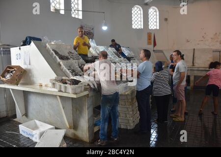 Ein Stand auf dem Fischmarkt im historischen Marche Centrale, Casablanca, Marokko, am Nachmittag im September. Stockfoto