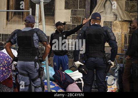 Flüchtlinge und Asylsuchende aus Afrika wurden nach einer sechsmonatigen Beschäftigung aus der Central Methodists Church in Kapstadt in Südafrika vertrieben Stockfoto