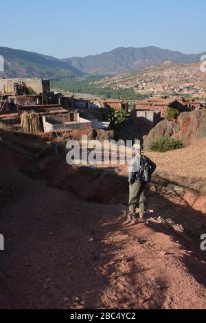 Ein Reiseleiter führt Sie durch ein Dorf im Amazigh-Berber-Gebirge in der Nähe von Asni im marokkanischen Atlasgebirge. Stockfoto