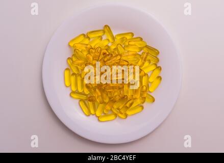 Nützliche Omega-3-Kapseln auf einem Teller. Nahaufnahme. Stockfoto