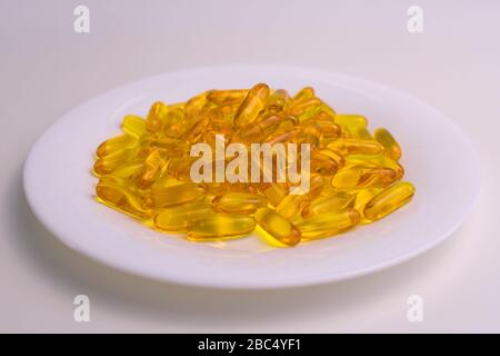 Nützliche Omega-3-Kapseln auf einem Teller. Nahaufnahme. Stockfoto