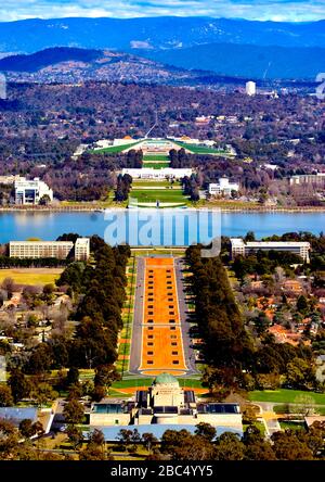 Blick vom Mount Taylor auf das Australian war Memorial, die Anzac Parade und alte und neue Parlamentsgebäude in Canberra, Australiens Nationalhauptstadt Stockfoto