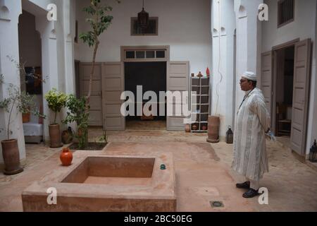 Der Innenhof eines traditionellen wohlhabenden Hauses (Riad) in Marrakesch Medina, Marokko, gesehen auf einem Rundgang mit einem lokalen Guide. Stockfoto