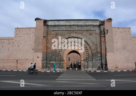 Bab Agnaou, ein spektakuläres altes Steingewölbtor zur Kasbah in Marrakesch Medina, Marokko, wurde um 1188-90 fertiggestellt. Stockfoto