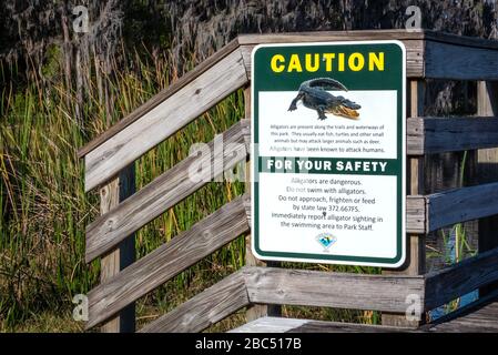 Warnschild für Alligatoren im Lake Louisa State Park in Clermont, Florida. (USA) Stockfoto