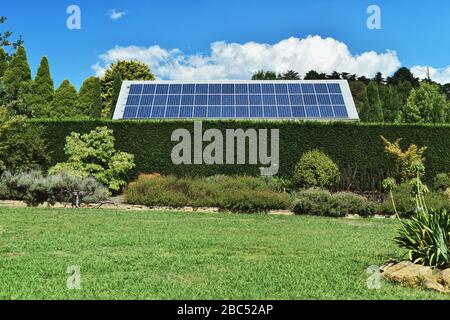 Sonnenkollektoren auf dem Dach eines historischen Landhauses und Hotels Mittagong, Southern Highlands New South Wales, Australien Stockfoto