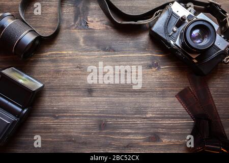 Alte Retro-Kamera auf Vintage-Holztisch-Hintergrund Stockfoto