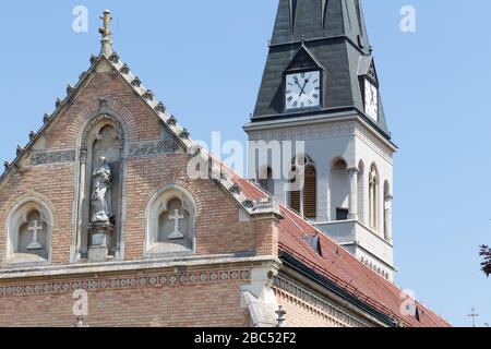 Die Statue des heiligen Kapistran und des Kirchturms Stockfoto