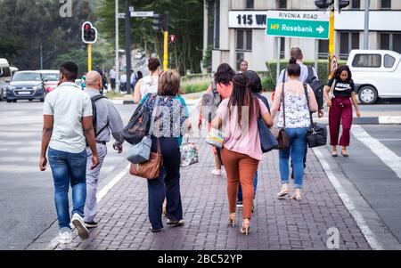 Johannesburg, Südafrika 18. Februar bis 2020: Fußgänger, die die Straße im Stadtzentrum kreuzen Stockfoto