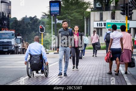 Johannesburg, Südafrika 18. Februar bis 2020: Fußgänger, die die Straße im Stadtzentrum kreuzen Stockfoto