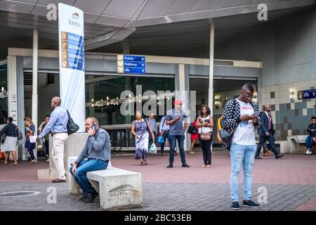 Johannesburg, Südafrika 18. Februar bis 2020: Einfahrt zum U-Bahnhof. Stockfoto