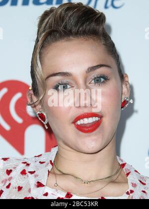 Las Vegas, Vereinigte Staaten. April 2020. (DATEI) Miley Cyrus hilft MAC, eine 10-Millionen-Dollar-Spende für Coronavirus COVID-19 Pandemiehilfe bekannt zu geben. LAS VEGAS, NEVADA, USA - 23. SEPTEMBER: Während des iHeartRadio Music Festivals 2017 posiert Sängerin Miley Cyrus im Presseraum - Tag 2, der am 23. September 2017 in der T-Mobile Arena in Las Vegas, Nevada, USA veranstaltet wird. (Foto von Xavier Collin/Image Press Agency) Credit: Image Press Agency/Alamy Live News Stockfoto