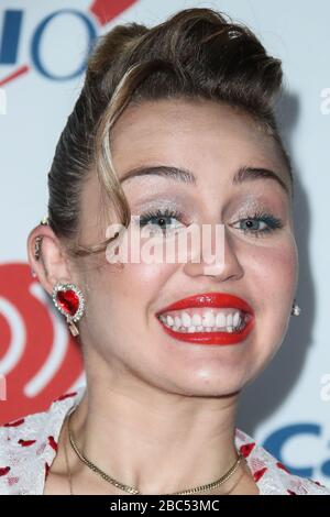 Las Vegas, Vereinigte Staaten. April 2020. (DATEI) Miley Cyrus hilft MAC, eine 10-Millionen-Dollar-Spende für Coronavirus COVID-19 Pandemiehilfe bekannt zu geben. LAS VEGAS, NEVADA, USA - 23. SEPTEMBER: Während des iHeartRadio Music Festivals 2017 posiert Sängerin Miley Cyrus im Presseraum - Tag 2, der am 23. September 2017 in der T-Mobile Arena in Las Vegas, Nevada, USA veranstaltet wird. (Foto von Xavier Collin/Image Press Agency) Credit: Image Press Agency/Alamy Live News Stockfoto