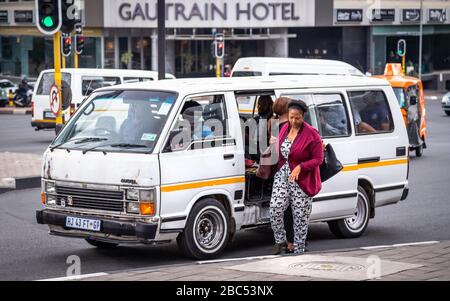 Johannesburg, Südafrika 18. Februar bis 2020: Pendler steigen aus dem Minibus-Taxi. Stockfoto