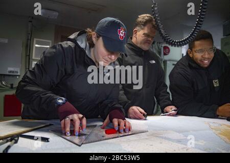 ATLANTIC OCEAN - 3. APRIL 2020: Stabschef der Army Gen. James C. McConville spricht mit einer Nachrichtencrew von CBS in der Javits New York Medical Station (JNYMS). Während seines Besuches tourte McConville durch die JNYMS und sprach mit Soldaten der 531st und 9th Hospital Centers. Diese Soldaten werden zusammen mit FEMA-Personal und anderen Bundes-, Landes- und lokalen Behörden außerhalb des JNYMS operieren, um nicht-COVID-19-Patienten zu versorgen, um die Belastung der örtlichen Krankenhäuser zu lindern, so dass sie sich auf Coronavirus-Patienten konzentrieren können. Das U.S. Northern Command bietet militärische Unterstützung für die Abfahrt Stockfoto