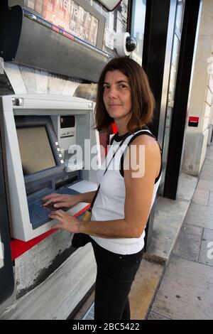 Bordeaux, Aquitanien/Frankreich - 03 03 2020: société generale geldautomat Bankfassade französischer Laden mit Frauenbon Geldautomat in der Straße Stockfoto