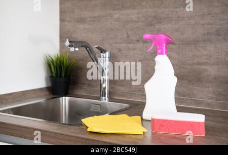 Waschmittel und Reinigungszubehör in der Küche. Reinigung und Waschen der Küche. Reinigungskonzept Stockfoto