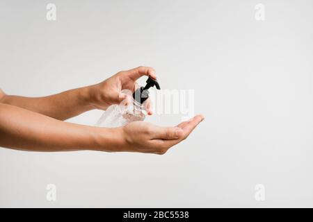 Alkoholgelreiniger, Vorbeugung von Krankheiten, Covid 19, Händepressung von Desinfektionsmittel bei der Arbeit Stockfoto